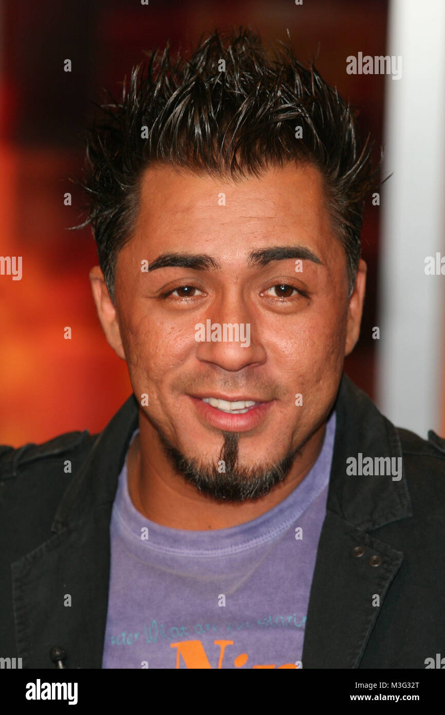 Kerner Talkshow vom 21.03.2006 in Hamburg. Mike Leon Grosch ist Zweiter geworden im Finale "DSDS 2006". Der 29-Jaehrige setzte sich gegen 14.000 Mitbewerber durch und wird seinem Traum, grosse Karriere zu machen weiter nachgehen. Stock Photo