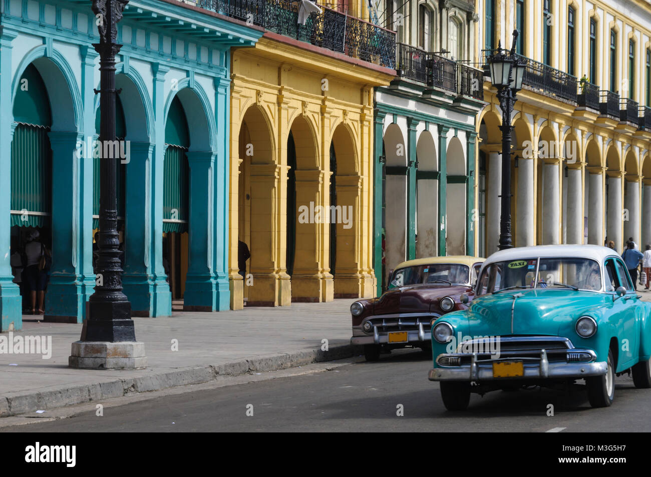 Alte amerikanische Autos in der Altstadt von Havanna, Kuba. Stock Photo