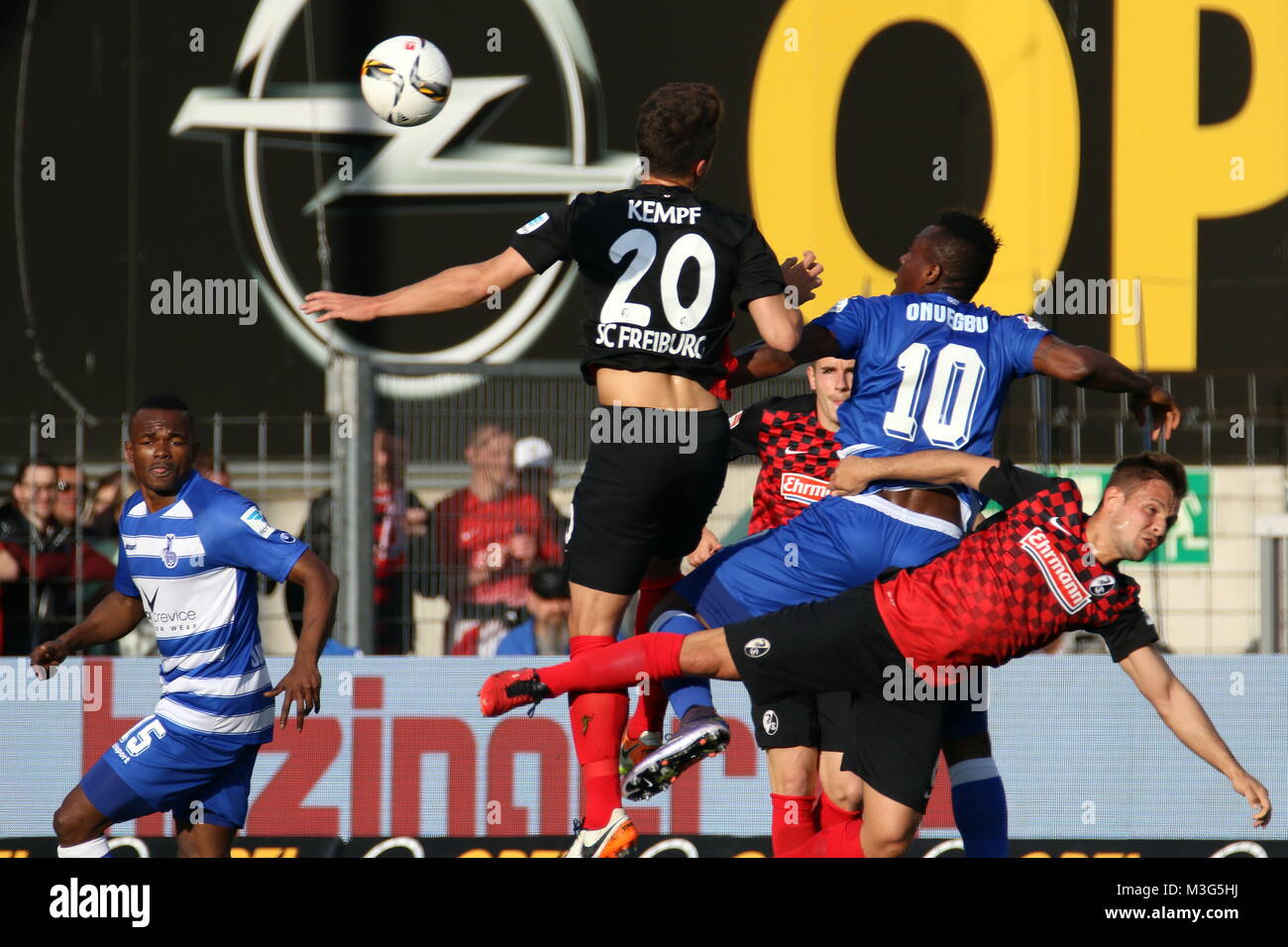 Figuren-Fußball: Luftkampf zwischen Marc-Oliver Kempf (Freiburg), Kingsley Onuegbu, Amir Abrashi (Freiburg),  Fussball: 2.BL. - 15/16 - SC Freiburg vs. MSV Duisburg Stock Photo