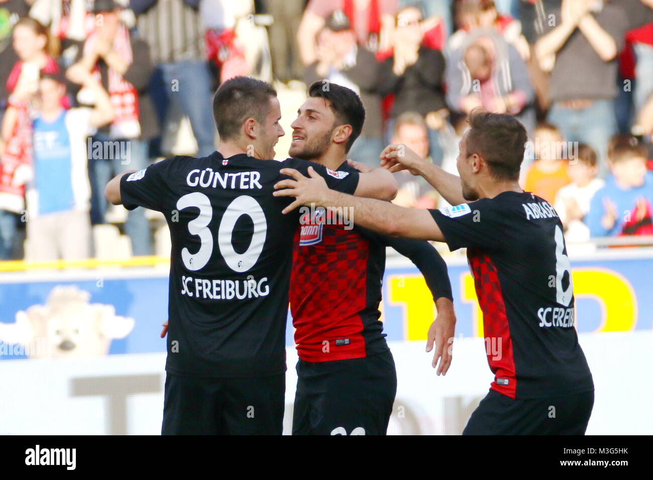 Hatten gegen Duisburg gut jubeln: v.li. Christian Günter (Freiburg), Torschuetze / Torschütze Vincenzo Grifo (Freiburg) und Amir Abrashi (Freiburg) - Fussball: 2.BL. - 15/16 - SC Freiburg vs. MSV Duisburg Stock Photo