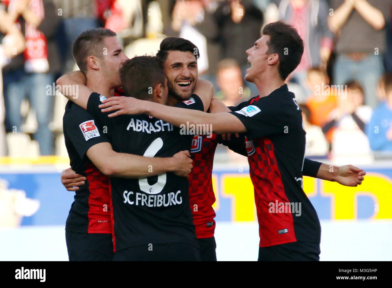 Das fühlt sich gut an: Torschuetze / Torschütze Vincenzo Grifo (Freiburg) lässt sich von seinen Kollegen Amir Abrashi (Freiburg), Christian Günter (Freiburg), Pascal Stenzel (Freiburg) feiern.  Fussball: 2.BL. - 15/16 - SC Freiburg vs. MSV Duisburg Stock Photo