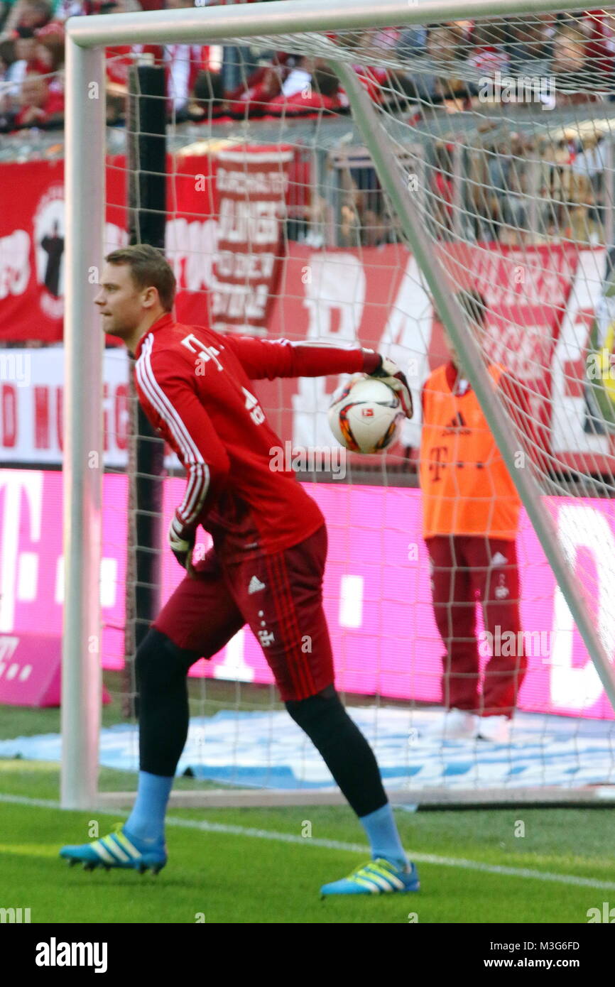 WarmUp für Torwart Manuel Neuer (Bayern) vor dem Spiel 1. BL 15/16 FC Bayern München vs WarmUp für Torwart Manuel Neuer (Bayern) vor dem Spiel 1. BL 15/16 FC Bayern München vs