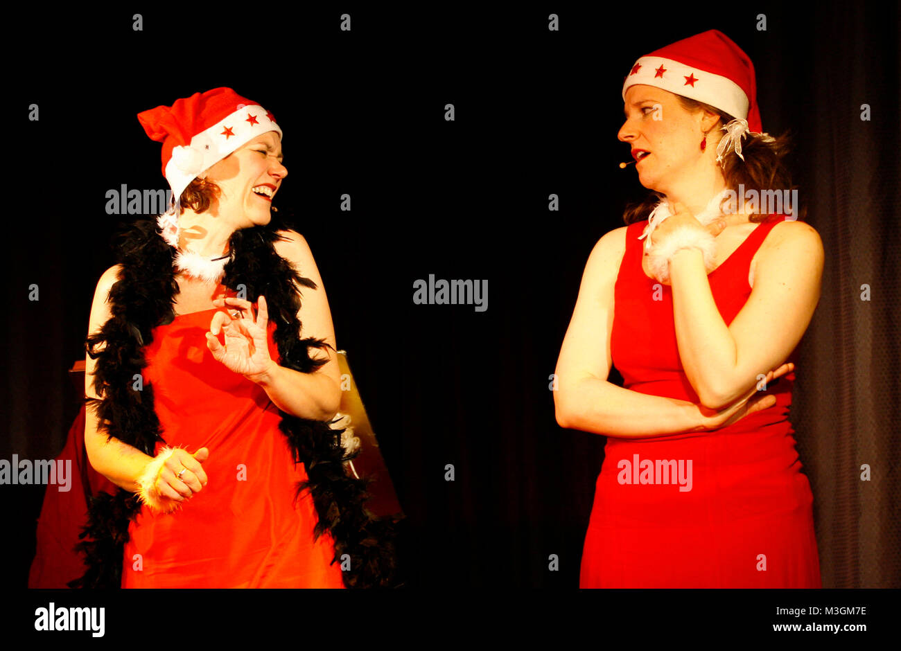 Fritzi und Suse Comedy Duo aus dem Ruhrpott m Hamburger Foolsgarden  mit ihrem vorweihnachtliche Programm -   Advent, Advent, die Fritzi brennt  Unser schräg besinnliches Comedy-Weihnachtsprogramm!  In bekannt schön und durchgeknallter Manier, verzaubern Suse und Fritzi nun auch ihr Publikum in die Wunderwelt des Weihnachtsfestes. Ja - auch diese beiden Damen feiern Weihnachten und versuchen sich selbst in vorweihnachtliche Stimmung zu versetzen. Dass das natürlich nicht immer so läuft, wie man sich das vorstellt, verspricht ja schon der Programmtitel 'Advent, Advent, die Fritzi brennt'. Neben Stock Photo