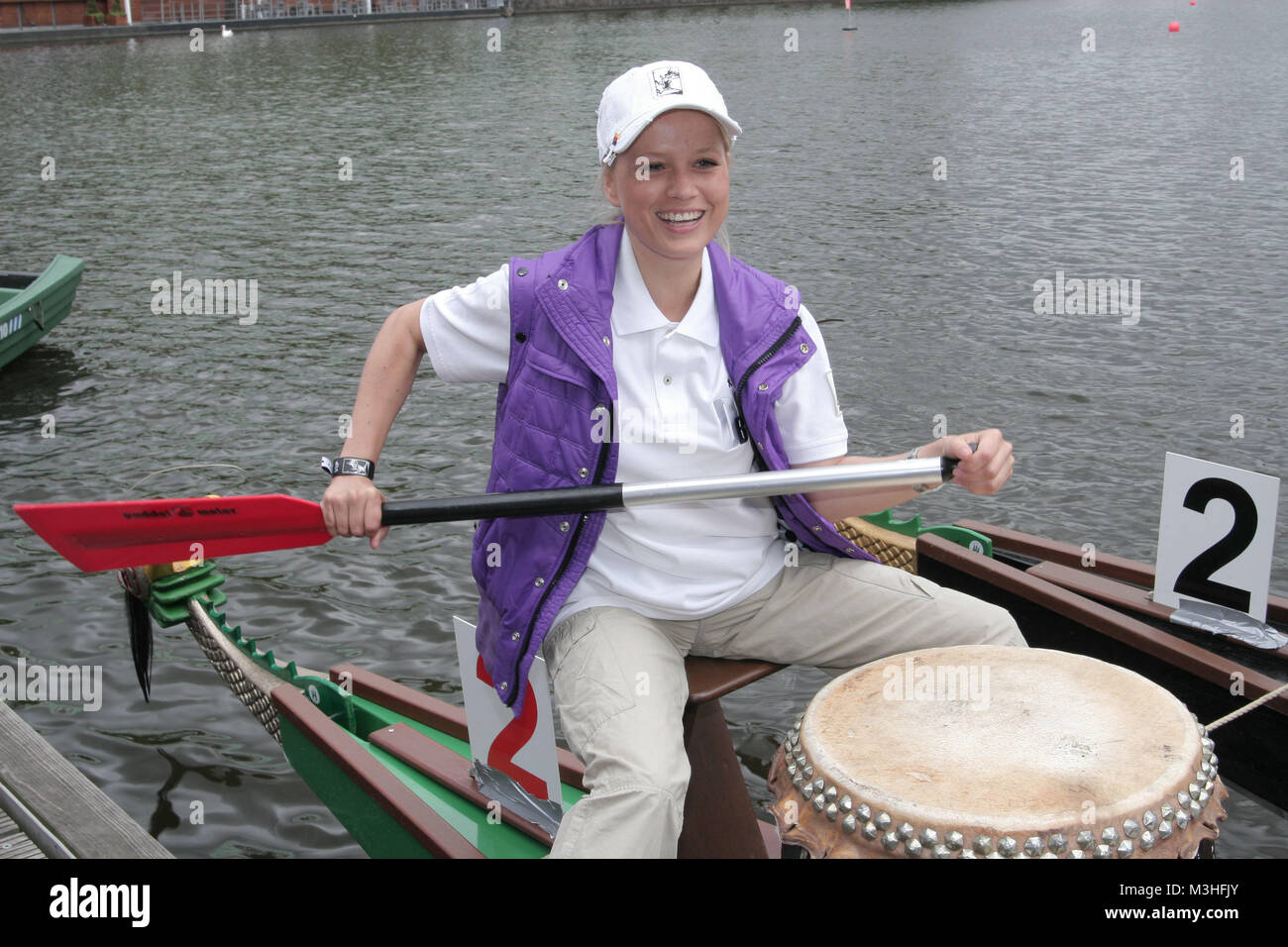 Heute findet der Drachenboot Cup 2008 direkt an der Alster statt.  Zu Gunsten der „Michael Stich Stiftung“   Foto: Nova Meirhenrich Stock Photo