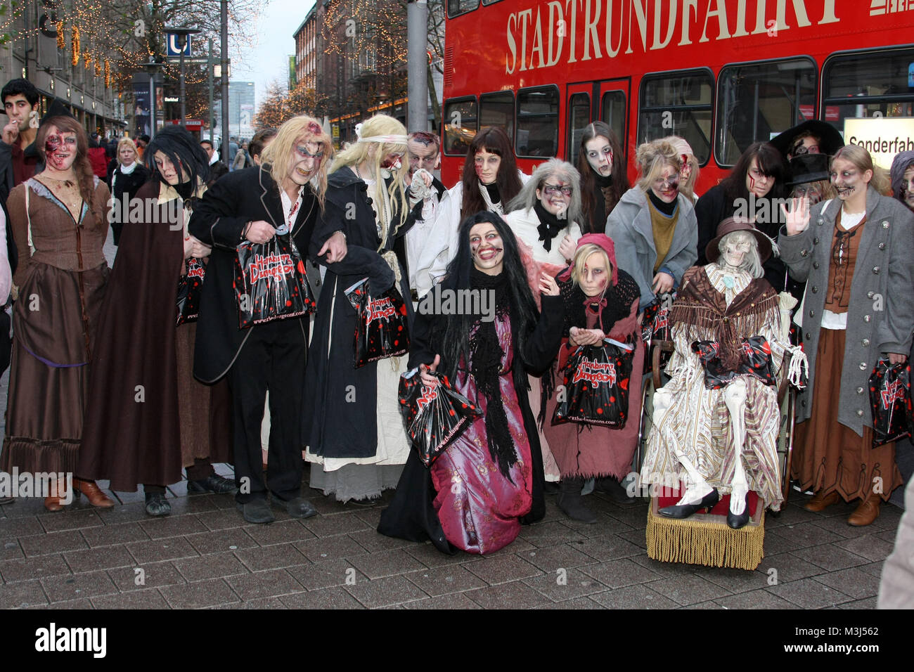 Weihnachtsshopping mit dem Hamburg Dungeon, die Schauspieler von dem 'Hamburg Dungeon' machten einen kleinen Ausflug zur Moenckebergstrasse und verteilten Augen, Ungeziefer und andere Horror-Geschenke an die verdutzten Passanten, Hamburg, 11.12.2009 Stock Photo