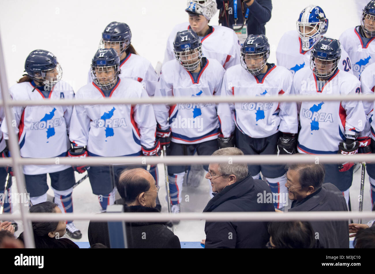 Die Koreanische Mannschaft steht vor der Ehrentribune with v.r. MOON