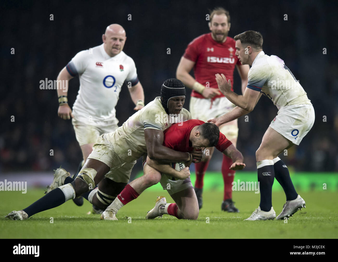 Twickenham, UK. 10th February, 2018: WalesÕs Gareth Davies is tackled by England's Maro Itoje during the NatWest 6 Nations match at Twickenham Stadium, UK. Credit:Ashley Western/Alamy Live News Stock Photo