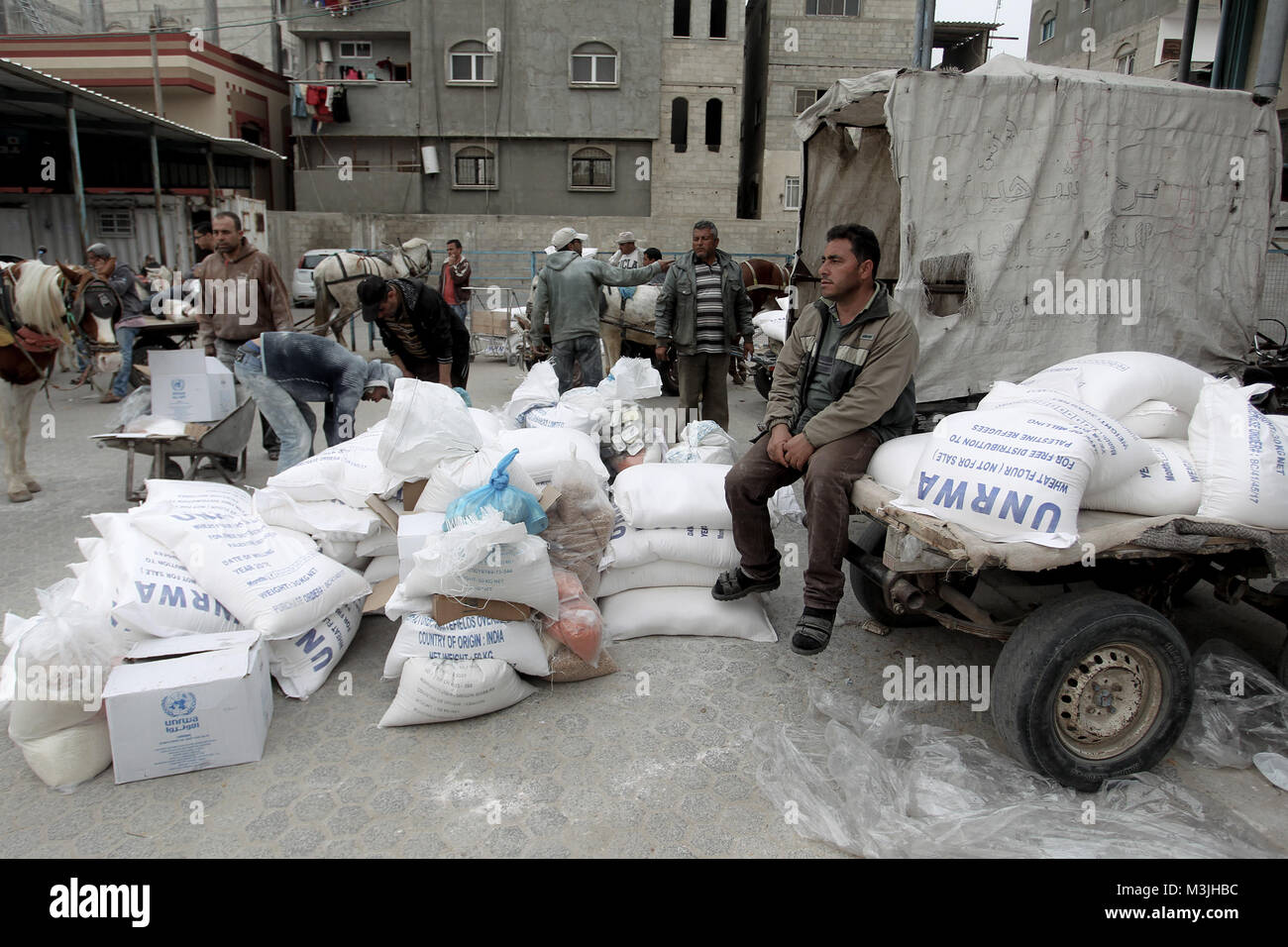 Gaza, Palestinian territories - 11 february 2018A Palestinians receive food aid of inside the United Nations' offices at the Khan Yunis refugee camp in the southern Gaza Strip, on February 11, 2018.  © Abed Rahim Khatib / Awakening / Alamy Live News Stock Photo
