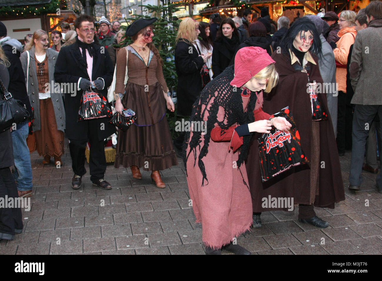 Weihnachtsshopping mit dem Hamburg Dungeon, die Schauspieler von dem 'Hamburg Dungeon' machten einen kleinen Ausflug zur Moenckebergstrasse und verteilten Augen, Ungeziefer und andere Horror-Geschenke an die verdutzten Passanten, Hamburg, 11.12.2009 Stock Photo