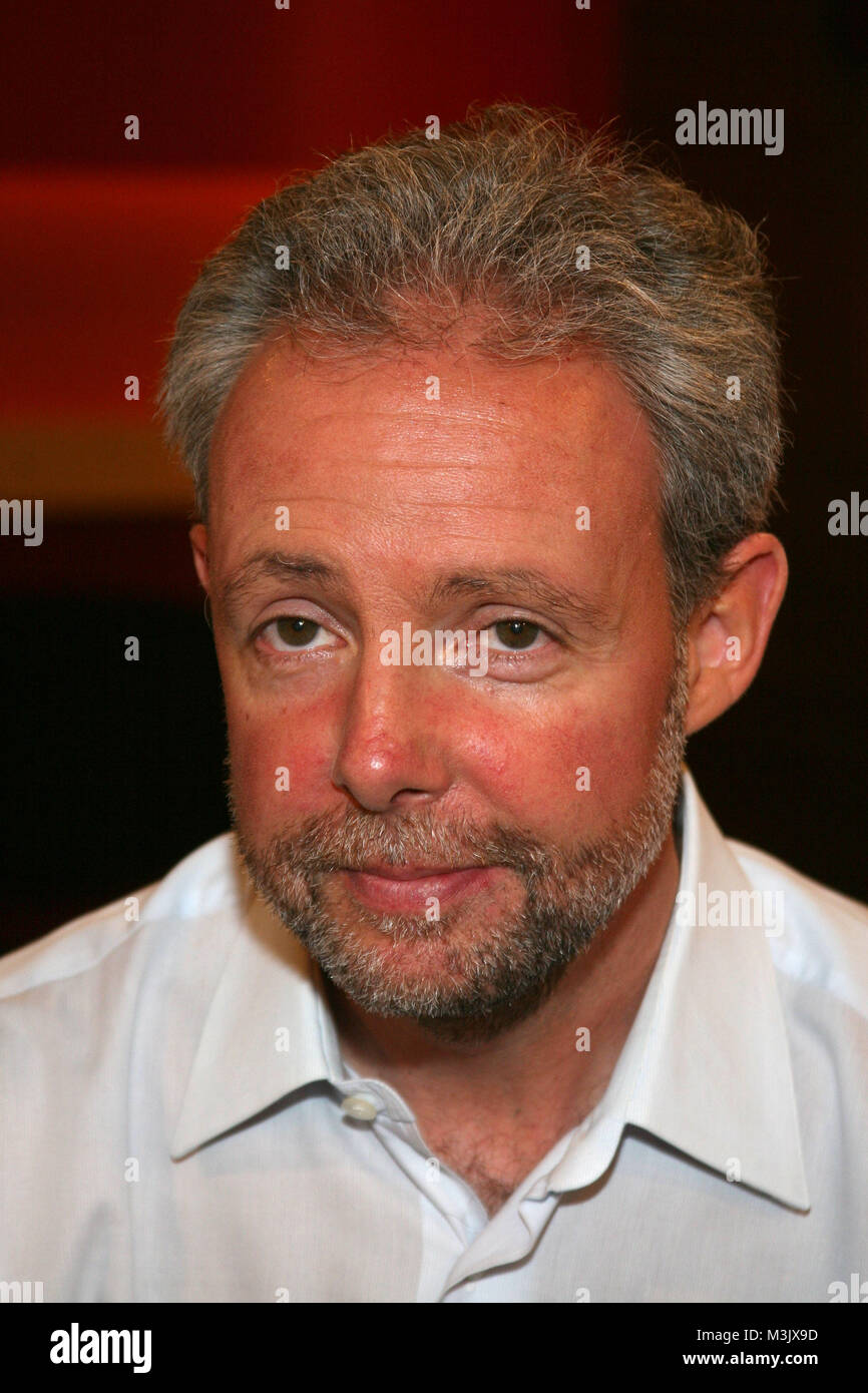 Lanz! Talkshow, Hamburg, 08.07.2008, Literaturkritiker Nicola Bardola  Die Eltern von Literaturkritiker Nicola Bardola, 49, gingen 1999 mit Hilfe der Schweizer Sterbeorganisation EXIT in den so genannten 'begleiteten Freitod'. Anfangs war er bestuerzt über die Entscheidung seiner Eltern und wollte sie umstimmen, heute sagt er: 'Es war richtig so.' Inzwischen ist der Autor selbst Mitglied der Sterbehilfeorganisation und fordert eine offene Diskussion zum Thema Sterbehilfe in Deutschland. Stock Photo