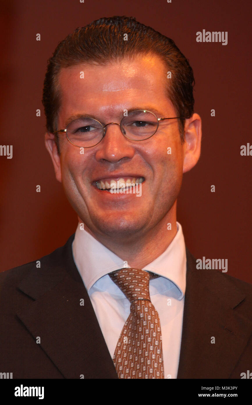Bundeswirtschaftsminister Dr. Karl-Theodor Zu Guttenberg Besucht Die