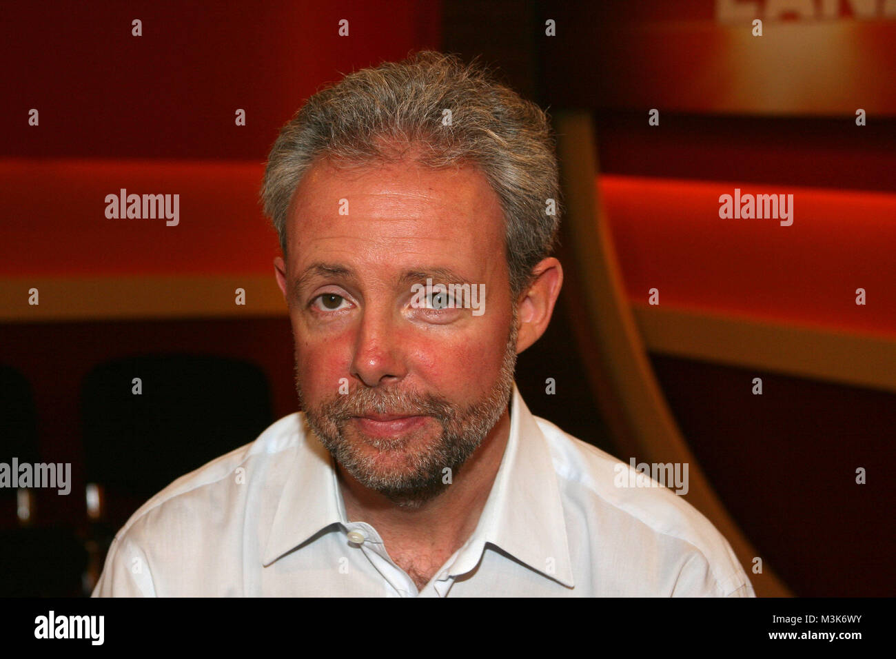 Lanz! Talkshow, Hamburg, 08.07.2008, Literaturkritiker Nicola Bardola  Die Eltern von Literaturkritiker Nicola Bardola, 49, gingen 1999 mit Hilfe der Schweizer Sterbeorganisation EXIT in den so genannten 'begleiteten Freitod'. Anfangs war er bestuerzt über die Entscheidung seiner Eltern und wollte sie umstimmen, heute sagt er: 'Es war richtig so.' Inzwischen ist der Autor selbst Mitglied der Sterbehilfeorganisation und fordert eine offene Diskussion zum Thema Sterbehilfe in Deutschland. Stock Photo