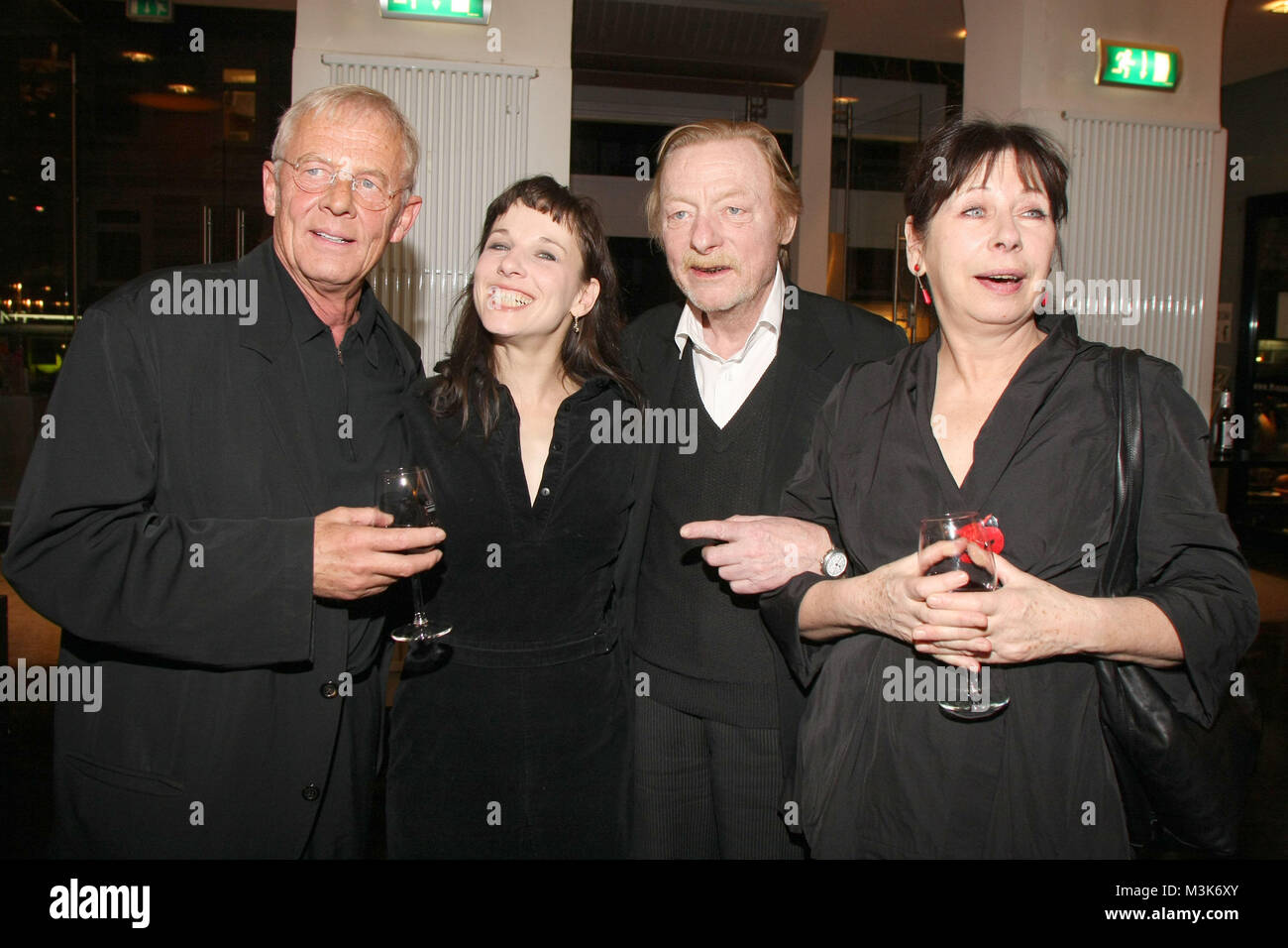 Premiere 'Blackbird', Kammerspiele Hamburg, 06.04.2008, Rolf Becker mit Tochter Meret Becker, Ziehvater  Otto Sander & Mutter Monika Hansen (Sie ist die Mutter von Ben Becker und von Meret Becker, die aus ihrer Ehe mit dem Schauspieler Rolf Becker stammen. Nach der Scheidung von Rolf Becker heiratete sie den Schauspieler Otto Sander) Stock Photo