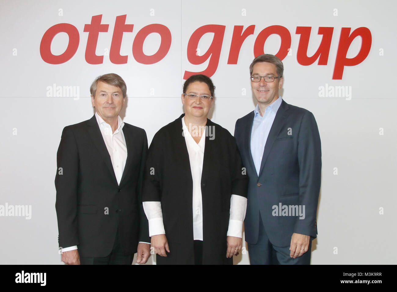 Hans-Otto Schrader (Vorstandsvorsitzender Otto Group), Petra Scharner-Wolff  (Konzern-Vorstand Finanzen), Alexander Birken (Konzern-Vorstand  Multichannel Distanzhandel) , Otto Pressekonfrenz, 25.05.2016, Hamburg  Stock Photo - Alamy