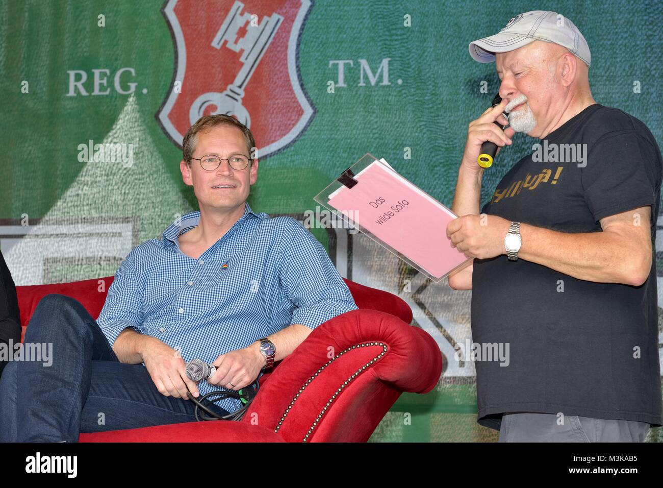 Der Regierende Bürgermeister von Berlin Michael Müller beim 24.Lesbisch-schwulen Stadtfest in Berlin Schöneberg auf dem 'Wilden Sofa' mit Gerhard Hoffmann. Stock Photo