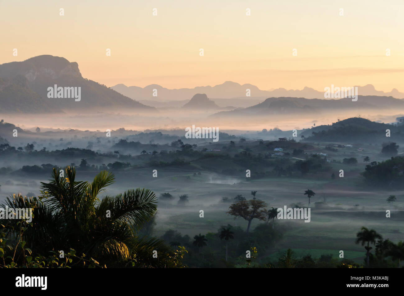 Das Vinales-Tal bei Sonnenaufgang im Westen Kubas. Stock Photo
