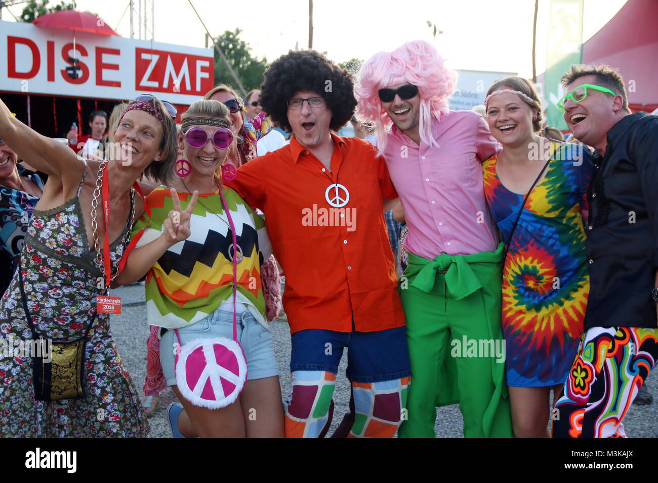 Fans mit bunten Brillen und Kleidern beim Zeltmusikfestival ZMF Freiburg - Dieter Thomas Kuhn Stock Photo