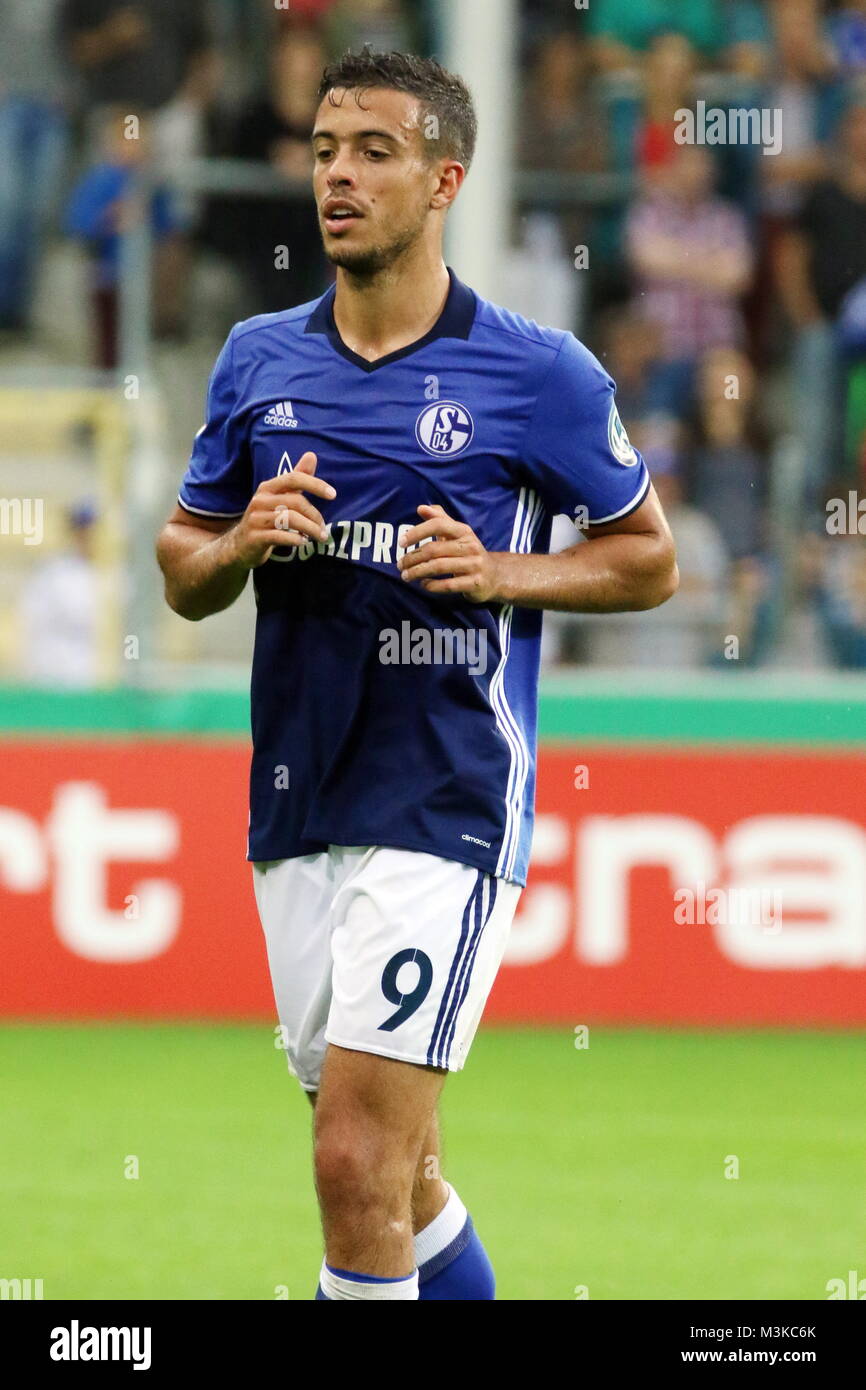 F. Di Santo DiSanto (Schalke 04) bei seiner Auswechselung in Freiburg -  DFB-Pokal 16/17 1 HR: FC 08 Villingen - Schalke 04 Stock Photo - Alamy