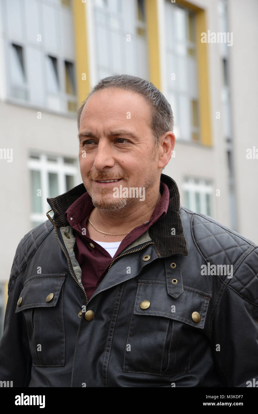 Erdogan Atalay der Kommissar Semir Gerkhan im Portraet bei den Dreharbeiten und Settermin am 02.10.2016 in Koeln-Kalk Stock Photo