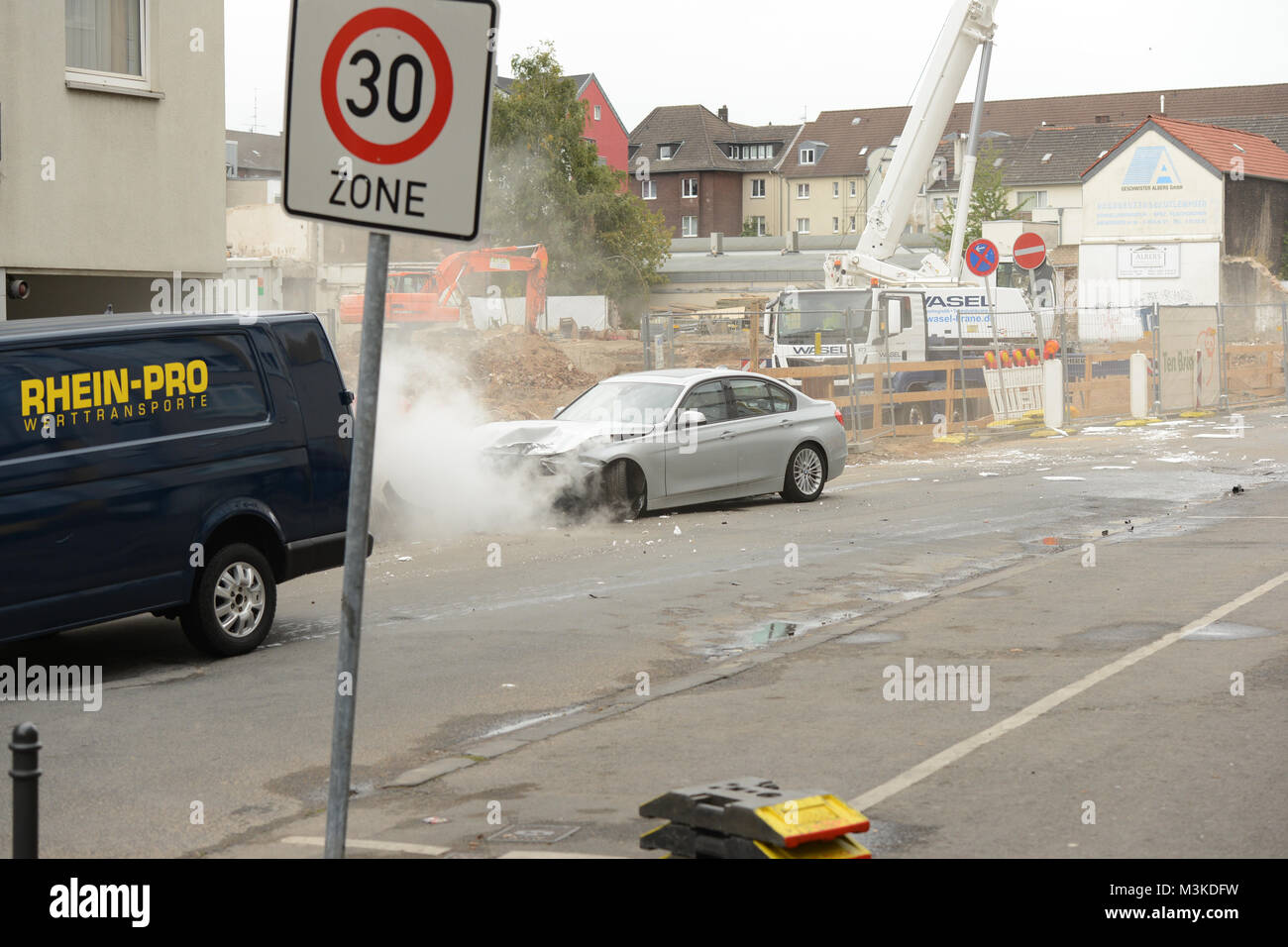 Stunt einer Verfolgungsjagd durch die Innenstadt bei den Dreharbeiten und Settermin am 02.10.2016 in Koeln-Kalk Stock Photo