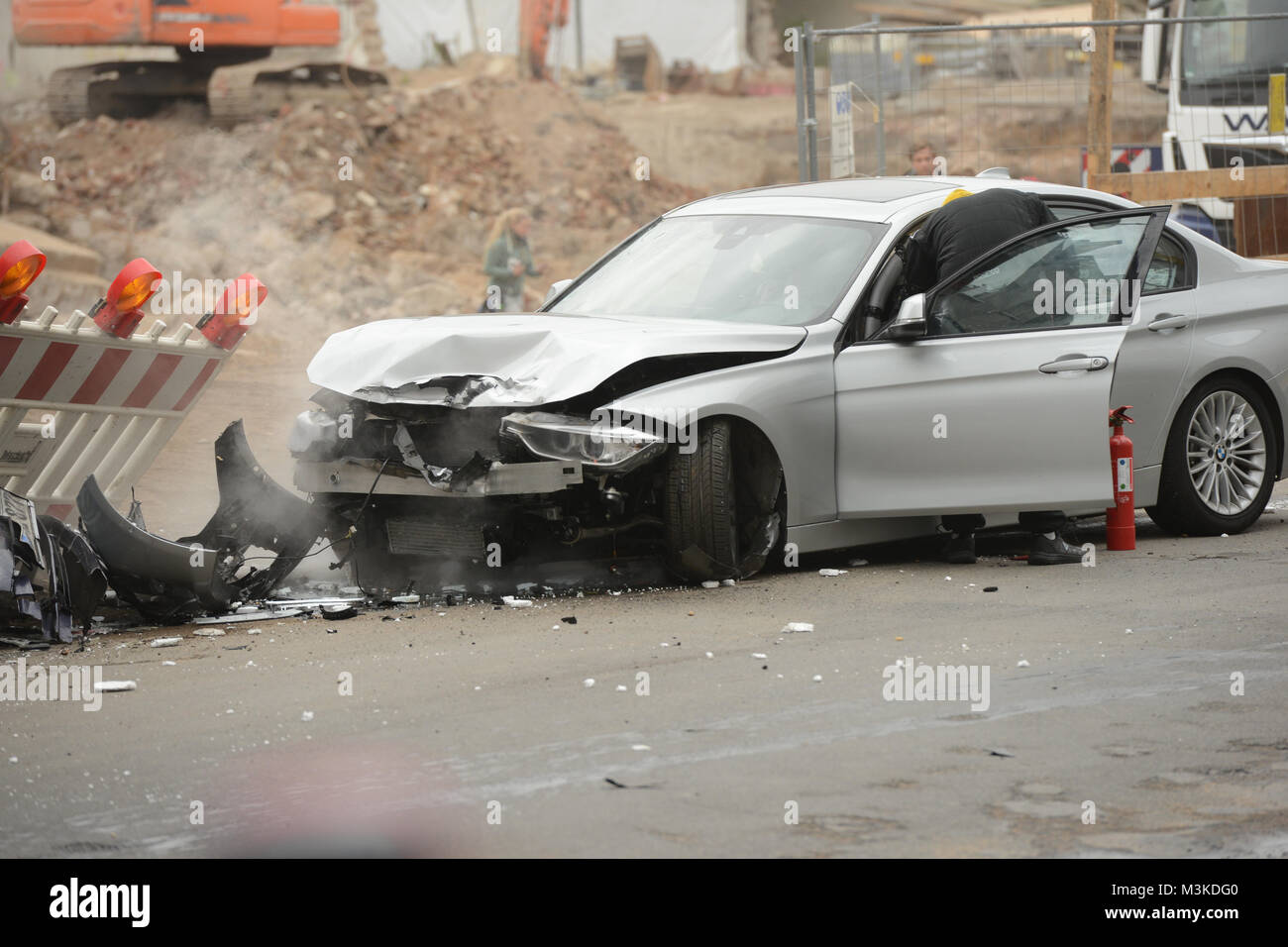 Stunt und Crash einer Verfolgungsjagd durch die Innenstadt bei den Dreharbeiten und Settermin am 02.10.2016 in Koeln-Kalk Stock Photo