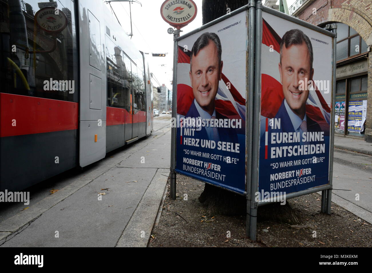 Vienna, Austria. 29.Oct.2016. New poster campaign with the candidate of the FPÖ (Freedom Party Austria), Norbert Hofer for the federal presidential election on 4 December in Austria. © Franz Perc/Alamy Live News Stock Photo