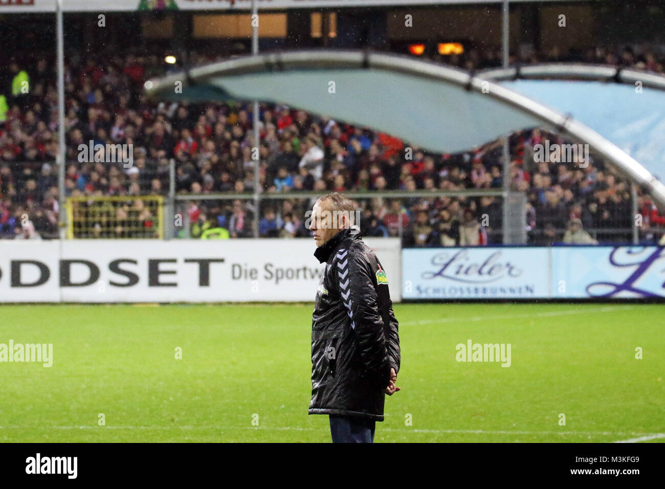 Das Bild täuscht: Trainer Christian Streich (Freiburg) steht nicht unter dem Dach, sondern wie seine Spieler auch im Regen beim 0:3 gegen Wolfsburg. 1. BL: 16-17 - 10. Spieltag -  SC Freiburg vs. VfL Wolfsburg Stock Photo