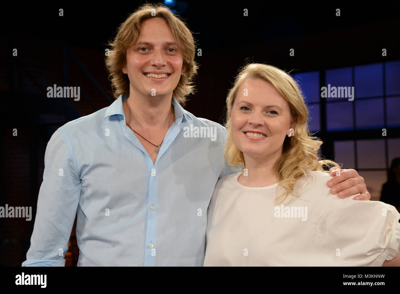 Die Musikerin und Saengerin Patricia Kelly mit Ihrem Gitarristen Vitaliy Zolotov als Gast bei der Folge 384 der WDR  Fernseh Talkshow Koelner Treff am Freitag 03.06.2016. Patricia Kelly, Saengerin aus der legendaeren Kelly-Family, kan mit ihrer neuen CD 'Grace & Kelly' in den Koelner Treff, ein Album, das fuer sie ein ganz besonderes ist. Es ist nicht nur eine Hommage an Grace Kelly, sondern auch ein Album, in das sie ihre ganz persšnlichen Erfahrungen der letzten Jahre einflie§en liess Stock Photo