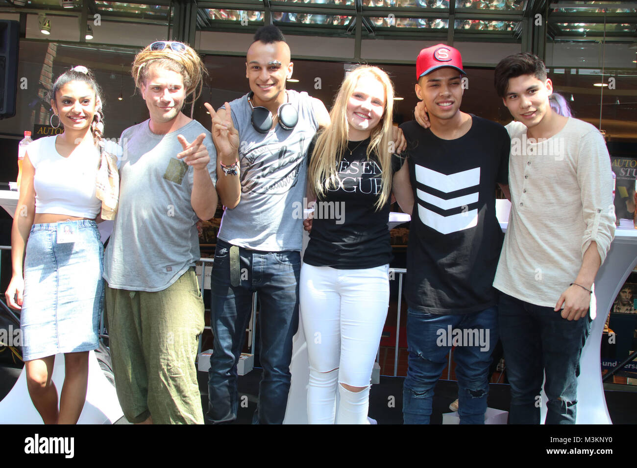 Anita Wiegand, Thomas Katrozan ,Prince Damien, Laura van den Elzen, Igor  Barbosa, Mark Hoffmann, Autogrammstunde der TOP 6 DSDS Stars 2016 im  Vorfelde des heutigen Konzertes im Hamburger Hanseviertel, 31.05.2016 Stock  Photo - Alamy