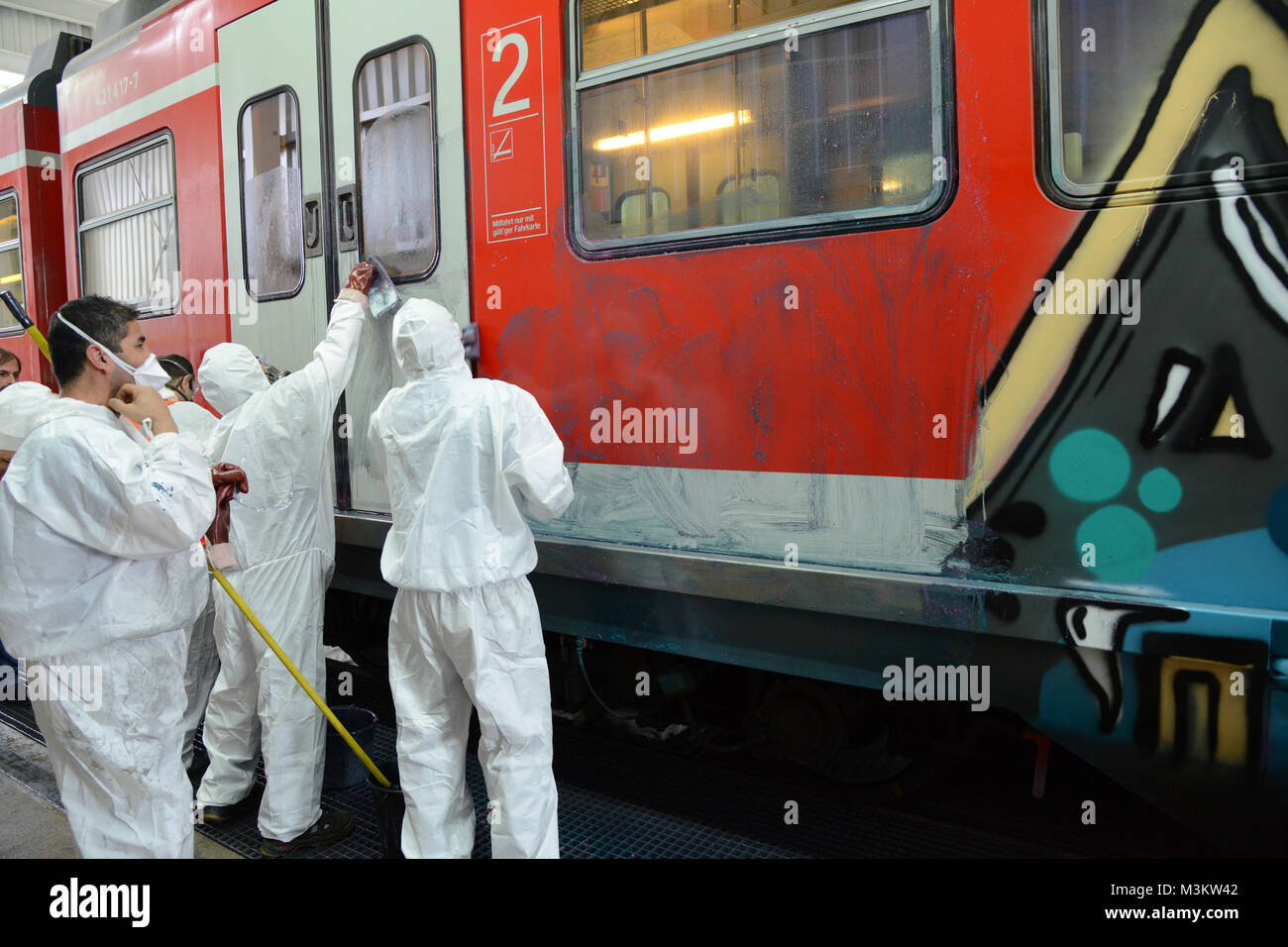 Die Deutsche Bahn hat am Standort in Koeln Nippes eine neue Anlage zur Entfernung von Grafftitis in Betrieb genommen. Mitarbeiter demonstrieren die Reinigung einer S-Bahn durch die entsprechenden Schritte der Lackentfernung. Die Vorfuehrung fand am 09.08.2016 bei der DB Regio in Koeln Nippes statt Stock Photo