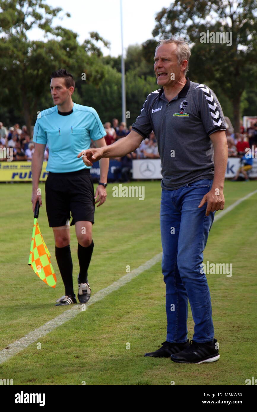 Dirigierte beim Fussball: Kaiserstuhlcup 2016 - SCF - Darmstadt 98 lautstark an der Seitenlinie: Trainer Christian Streich (Freiburg) Stock Photo