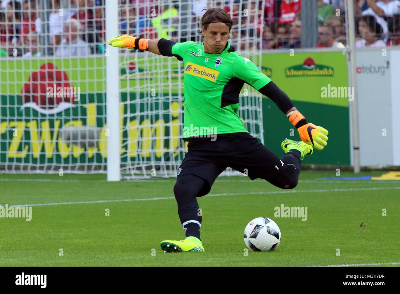 Torwart Yann Sommer Gladbach Mit Ball 1 Bl 16 17 2 Spieltag Sc Freiburg Vs Borussia Monchengladbach Stock Photo Alamy