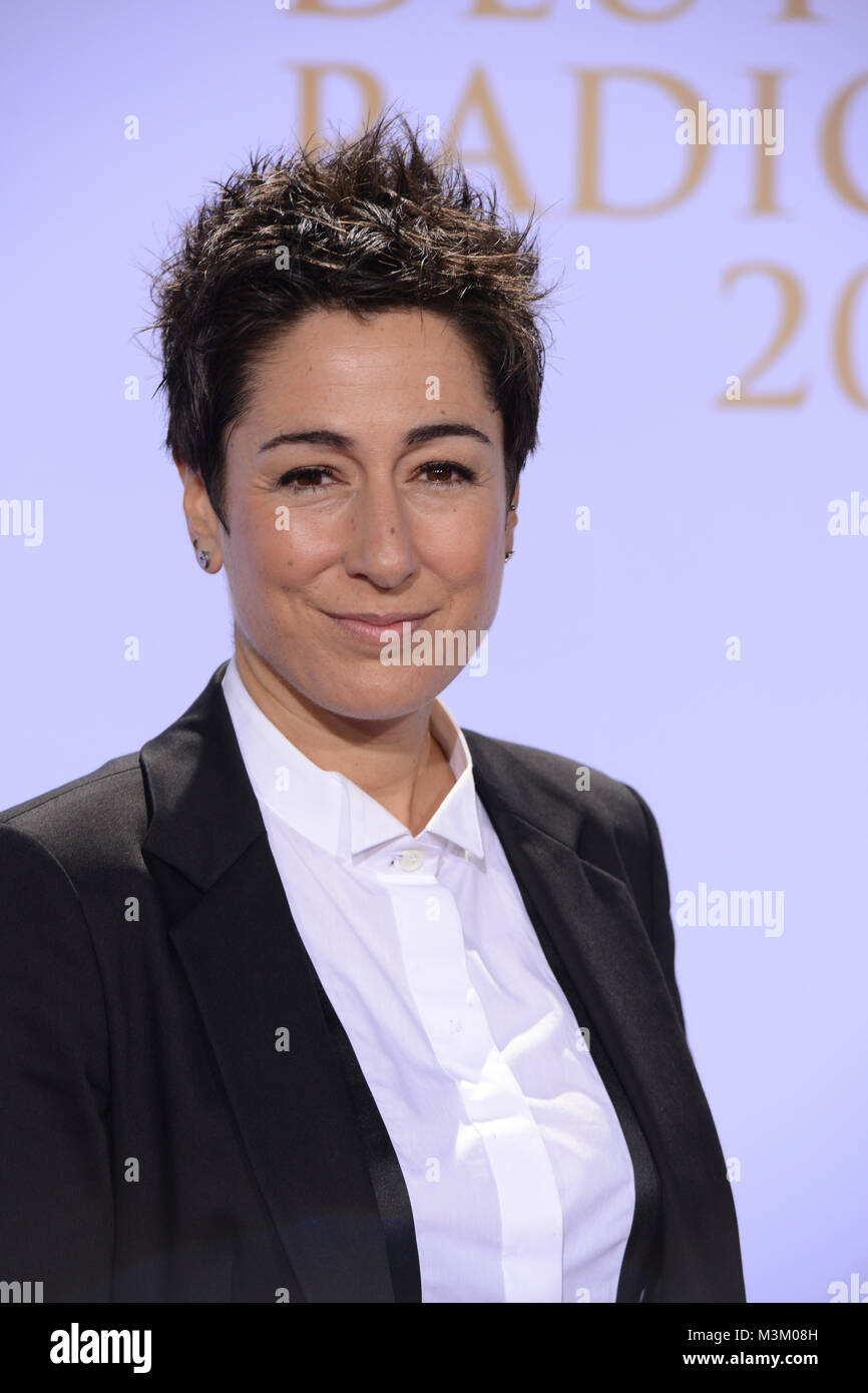 Dunja Hayali die ZDF Moderatorin im Portraet auf dem roten Teppich bei ...