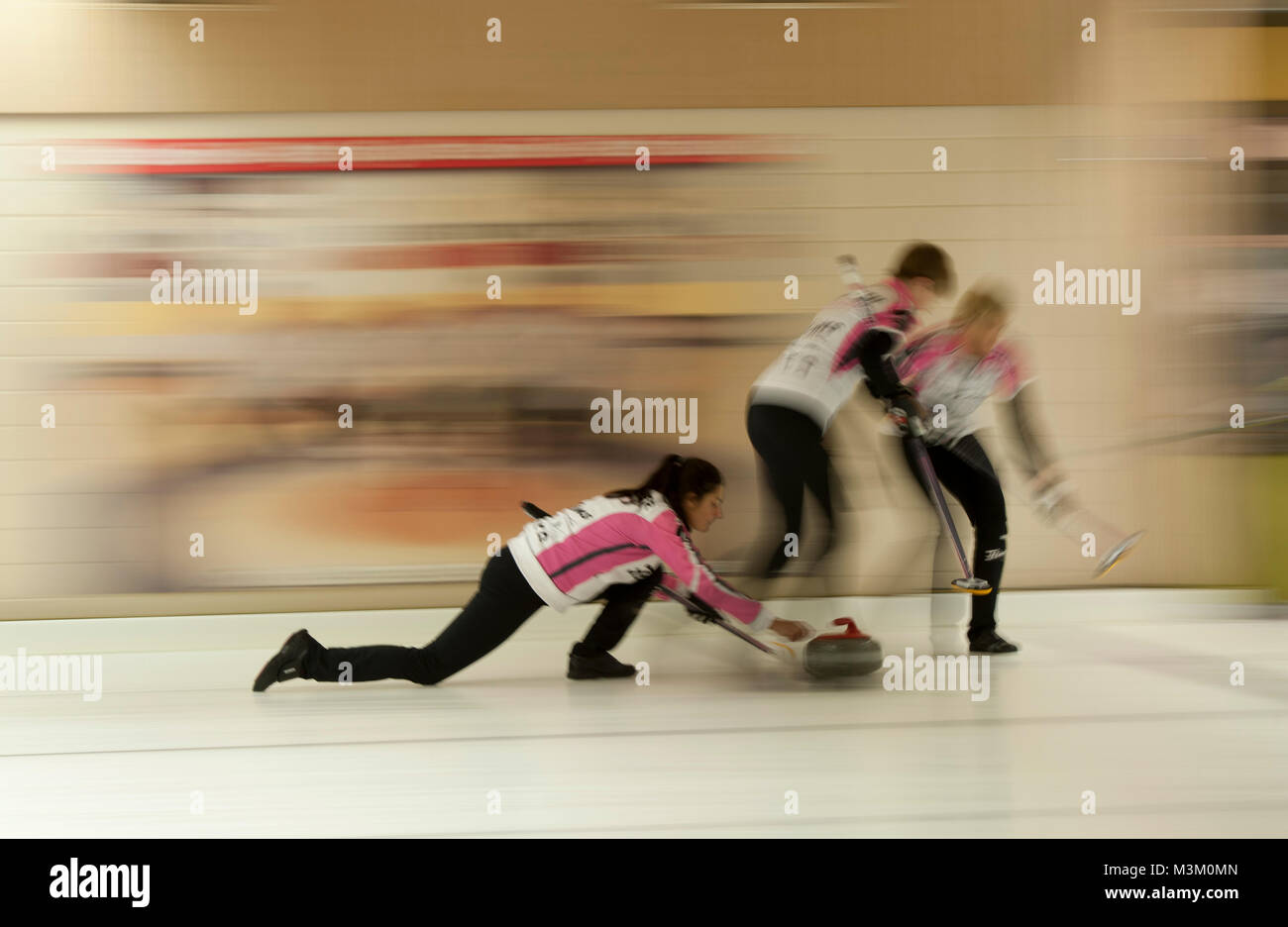 Binia Feltscher (SUI) spielt einen Stein am Womens Masters in Arlesheim ...