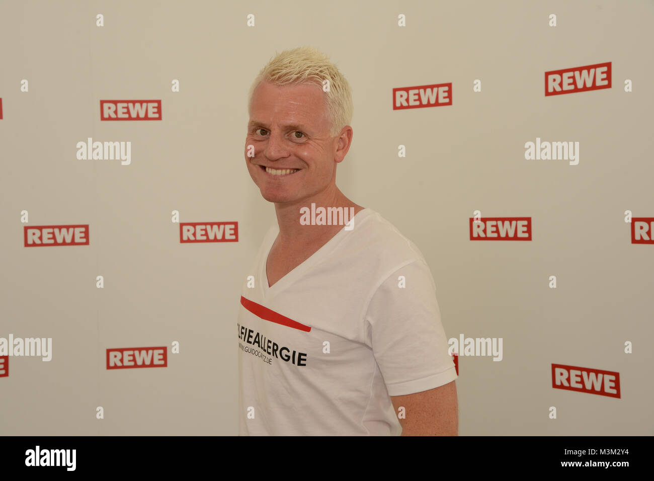 Der deutsche Fernseh Moderator Guido Cantz beim Fotocall auf dem Rewe Family Day 2016 auf dem Flughafen in Koeln Bonn am 11.06.2016. Stock Photo