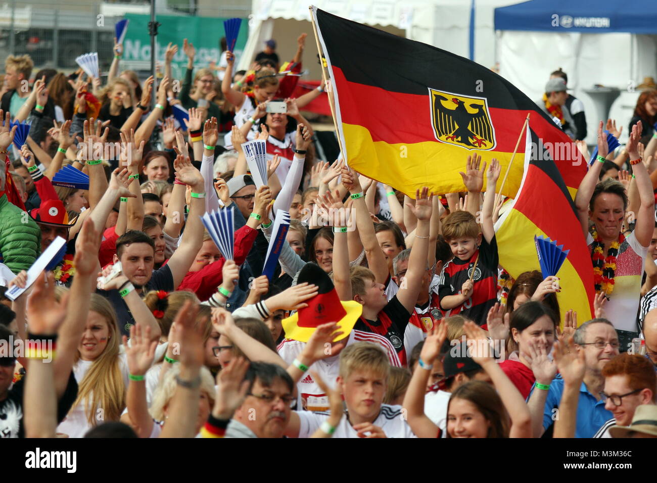 Deutsche Fußball-Fans mit Nationalflagge beim Public Viewing Freiburg ...