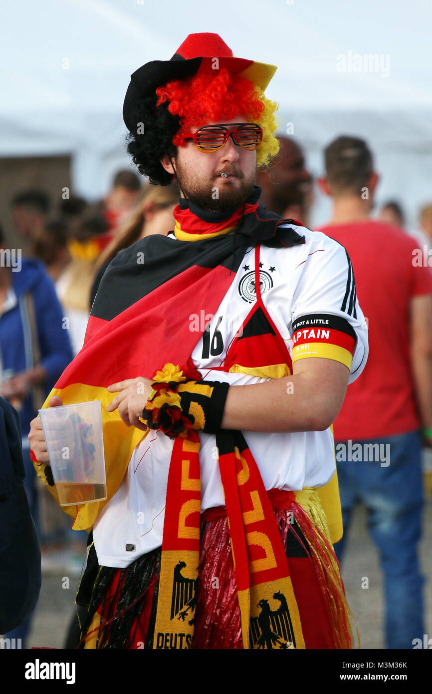 Deutscher Fußballfan ist unschwer zu erkennen - Public Viewing Freiburg  - Fussball EM 2016 beim Spiel Nordirland - Deutschland Stock Photo