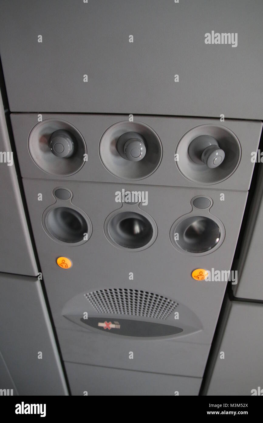 Lichtschalter und Lüftung am Sitzplatz  im Flugzeug Stock Photo