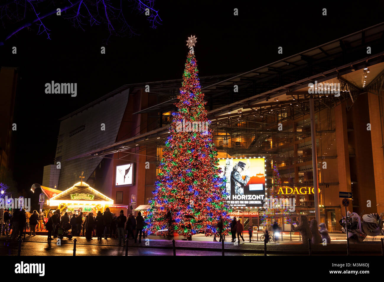 Weihnachtsbaum am Marlene Dietrich Platz am Potsdamer Platz in Berlin