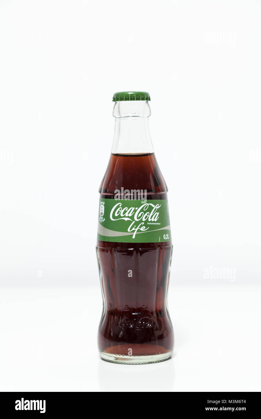 Eine 0,2 Coca Cola Life Flasche vor weißem Hintergrund Stock Photo