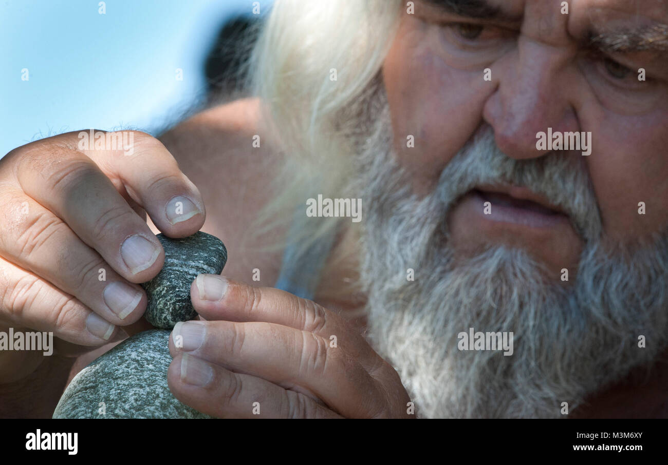 Sepp Bögle, Stein- und Lebenskünstler, balanciert  Steine an der Mole von Radolfzell (Aufnahme vom 19. Juli 2016) Stock Photo