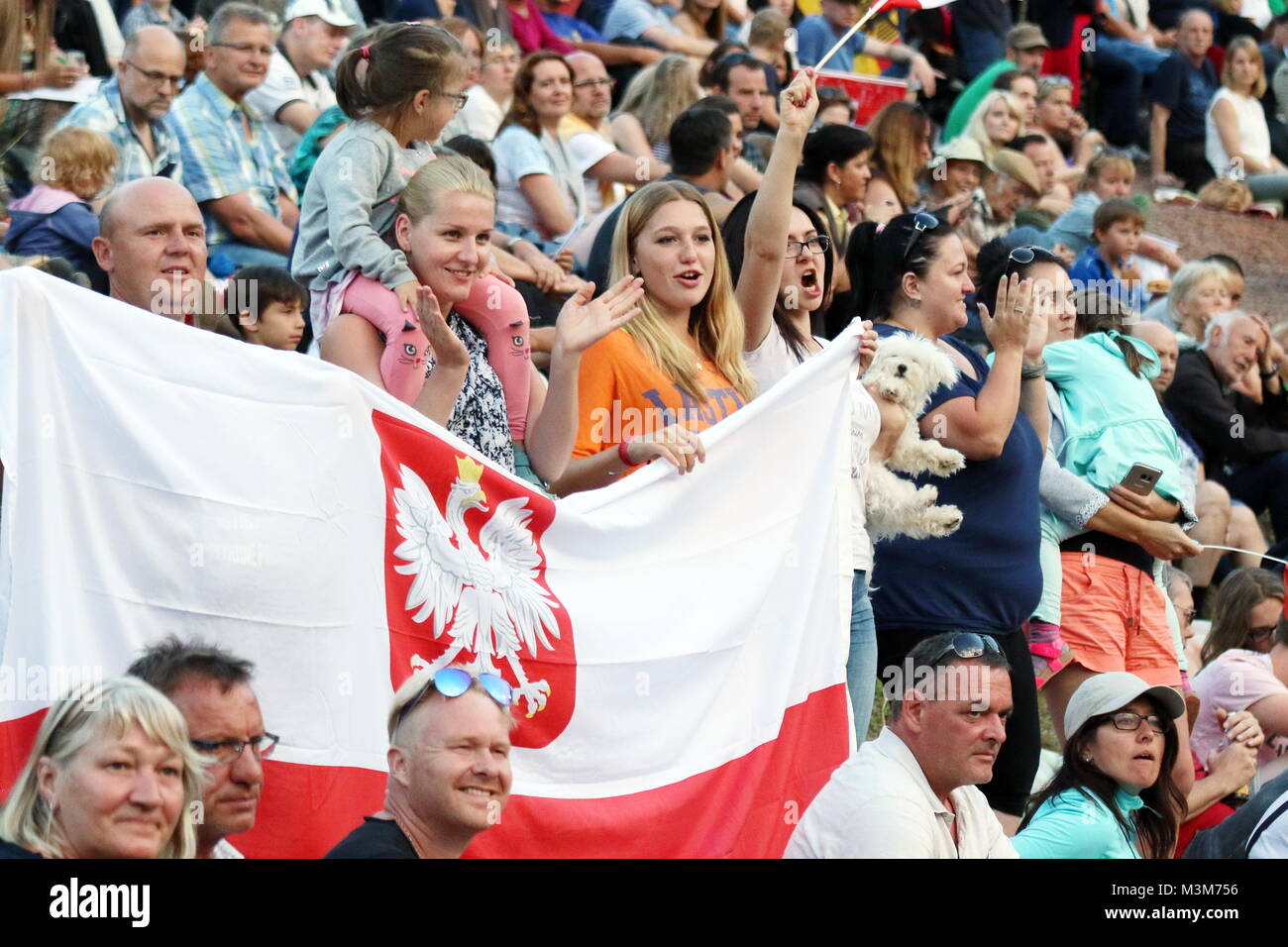 Die polnischen Fans sind aus dem Häuschen - Maciej Kot (Polen / POL) sprang in Hinterzarten auf Rang zwei.  Einzelwettkampf FIS Sommer Grand Prix 2016 Hinterzarten Stock Photo