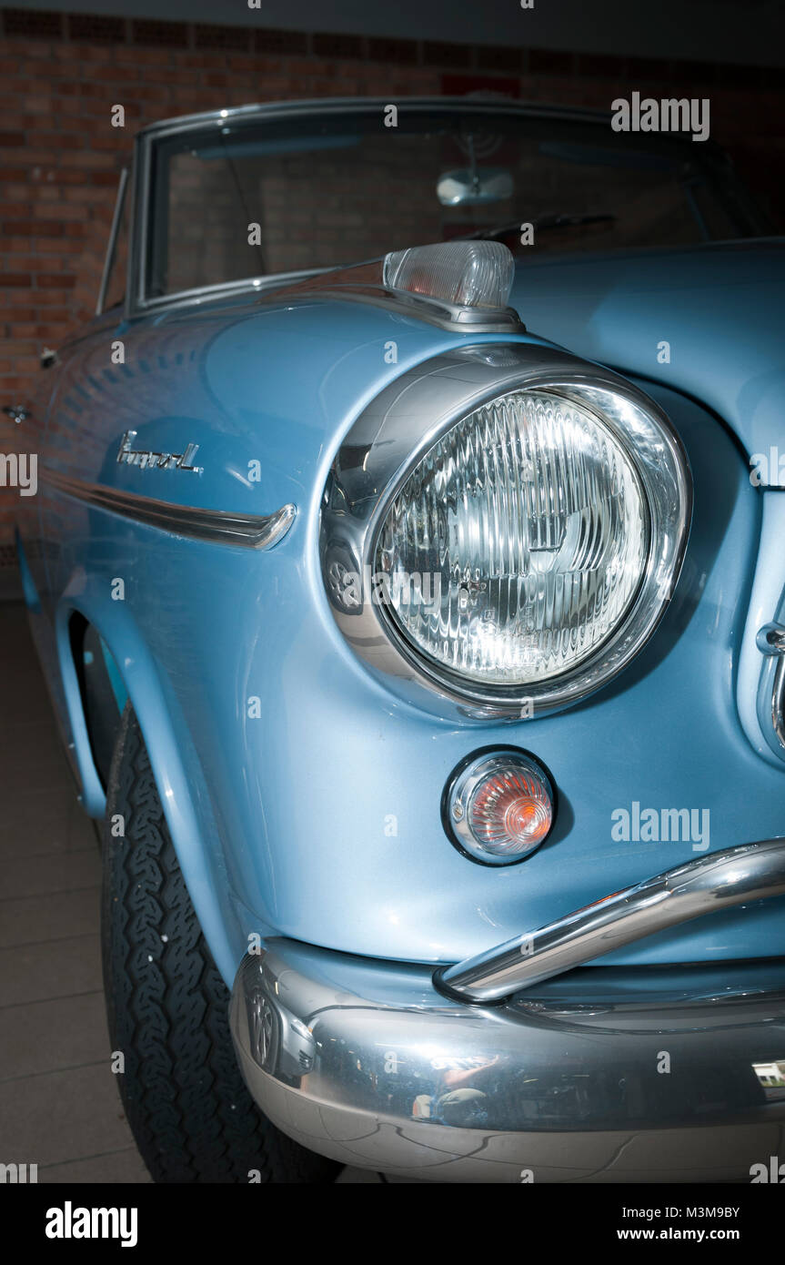 Nahaufnahme des rechten Scheinwerfers eines hellblauen Borgward Isabella TS, Baujahr 1960. Stock Photo