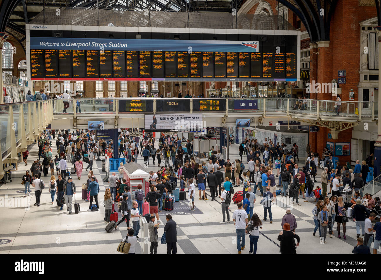 London (UK) - August 2017. Travelers and commuters in the Liverpool Street Station concourse. Stock Photo