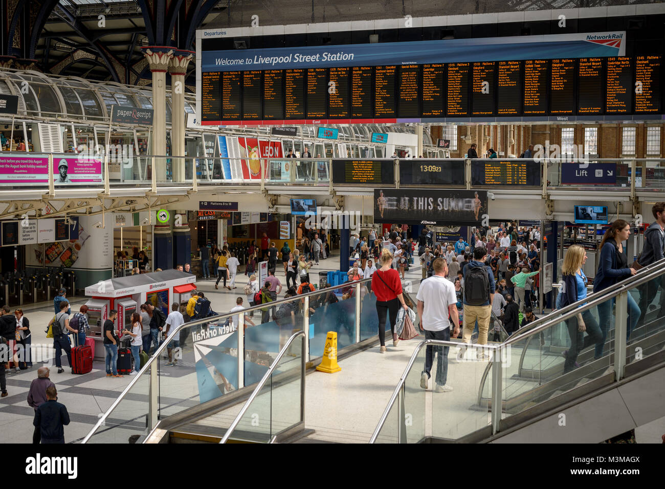 London (UK) - August 2017. Travelers and commuters in the Liverpool Street Station concourse. Stock Photo