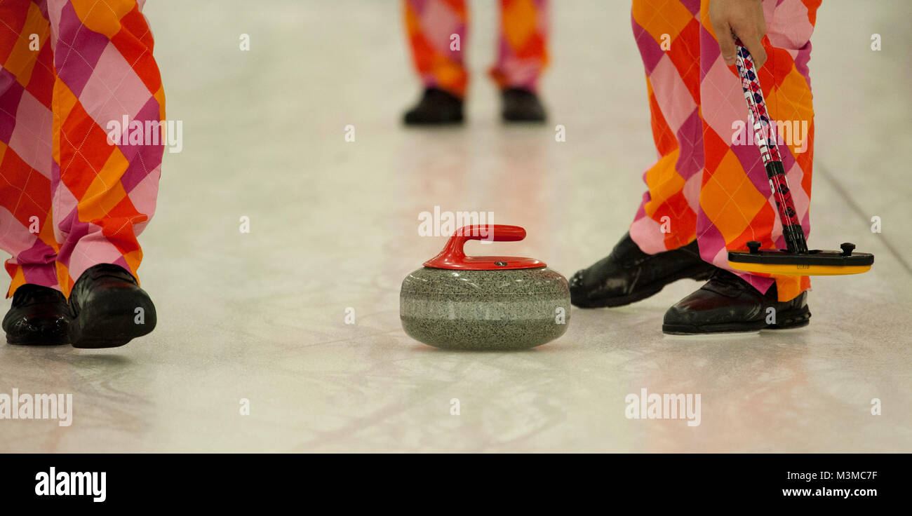 Das Team Ulsrud (SWE) spielt am swiss cup basel wiederum in einem legendär farbigen, aber diesmal neuen Dress. Curling Champions Tour 2016/2017, swiss cup basel in Arlesheim/30. September 2016 Stock Photo