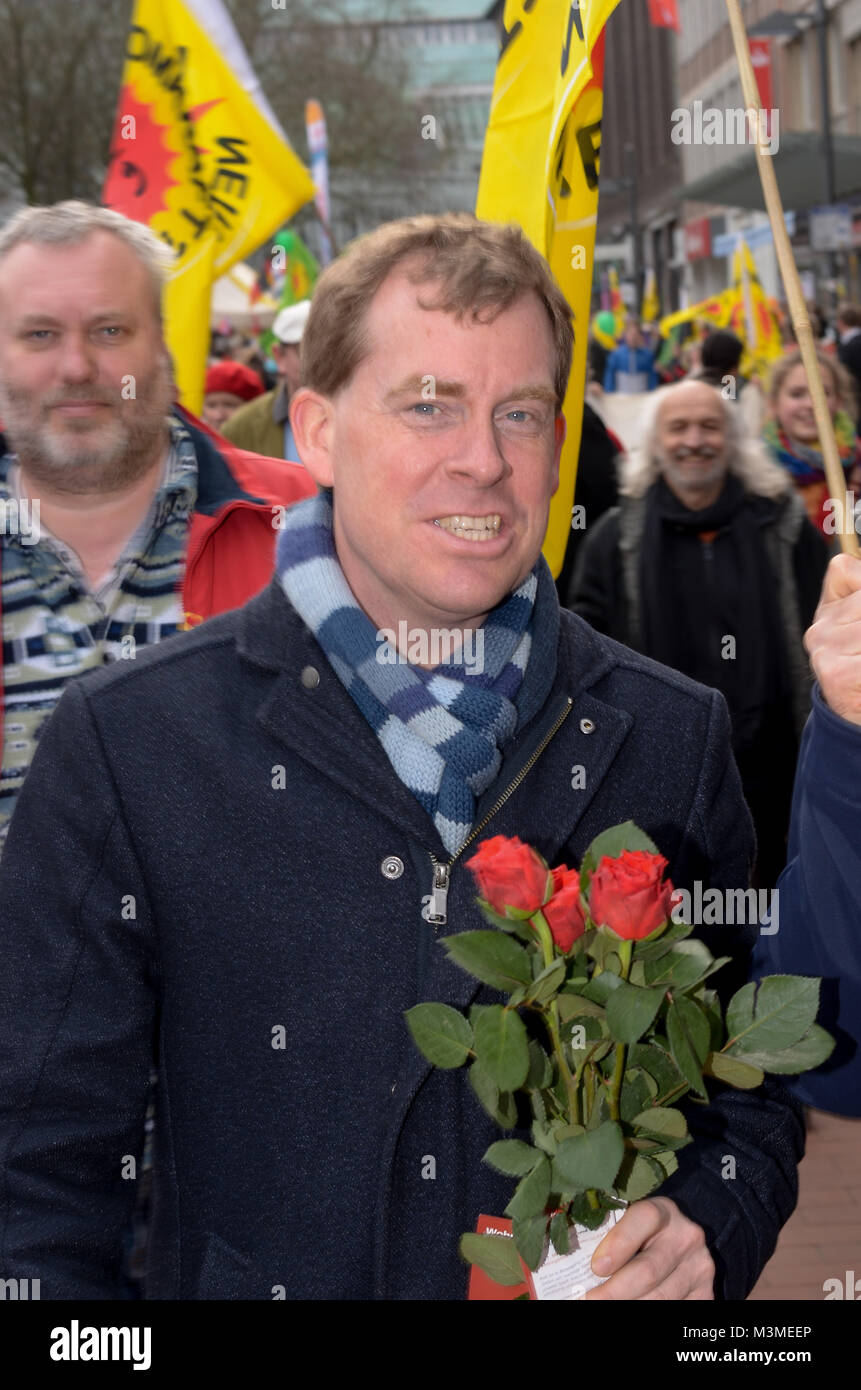 Energiewende-Demo am 22.03.2014 in Kiel auf dem Asmus Bremer Platz. Kundgebung auf dem Asmus Bremer Platz mit anschliessendem Demonstrationszug durch die Kieler Innenstadt; im Bild: Ulf Kaempfer, Oberbuergermeister der Stadt Kiel Stock Photo