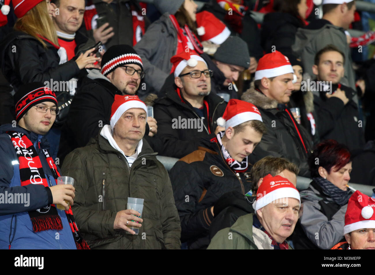 Weihnachten Naht Freiburger Fans Mit Nikolausmutze 1 Bl 16 17 Stock Photo Alamy