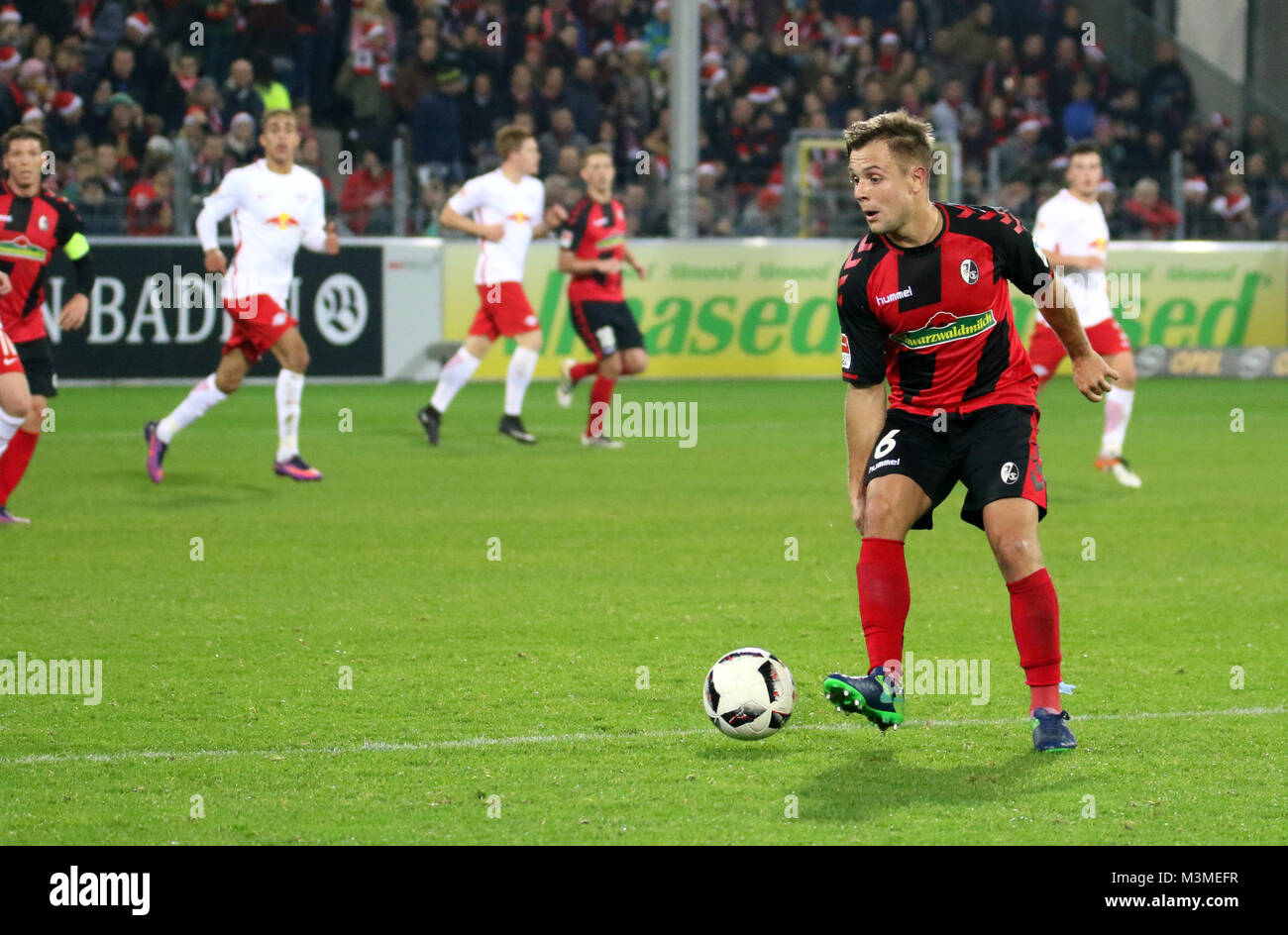 Amir Abrashi (Freiburg) mit Ball, 1. BL: 16-17 - 12. Spieltag -  SC Freiburg vs. RB Leipzig Stock Photo