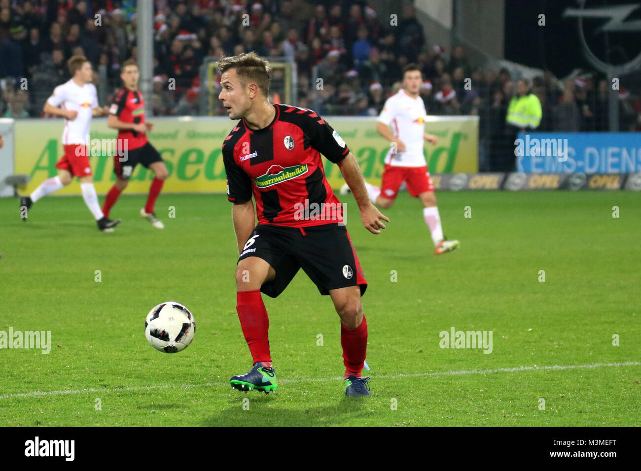 Amir Abrashi (Freiburg) mit Ball, 1. BL: 16-17 - 12. Spieltag -  SC Freiburg vs. RB Leipzig Stock Photo